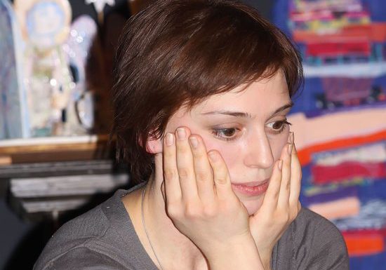 Актриса Нелли Уварова постриглась наголо в поддержку Заворотнюк