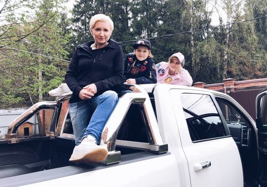 Арбенина показала в клипе своих детей: “Хочу бандитам самостоятельной судьбы”