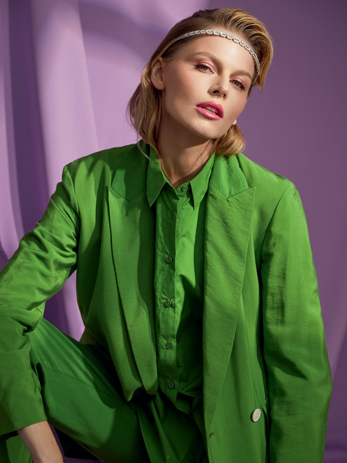 Жакет, рубашка, брюки, все – United Colors Of Benetton; тиара из коллекции Classic, Mercury