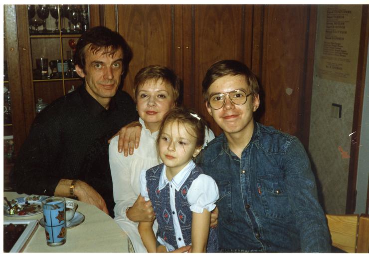 Аня с родителями и братом