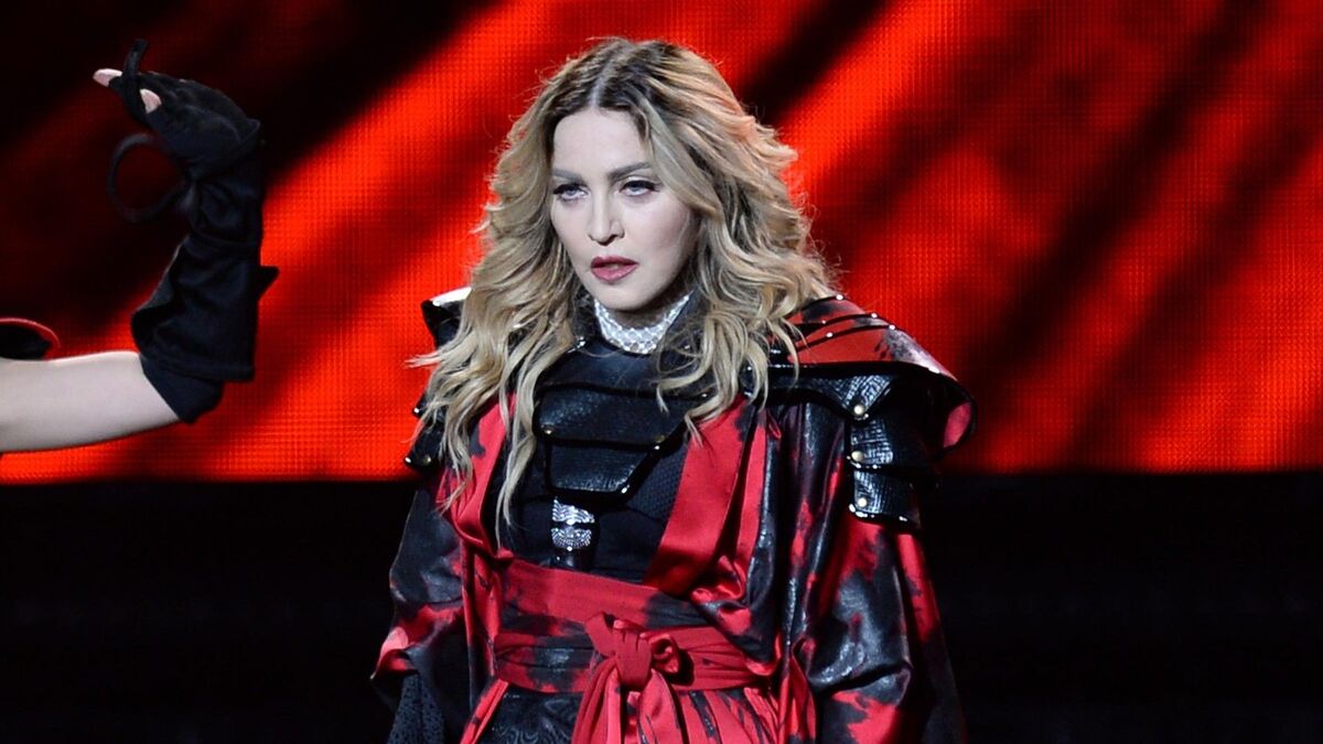 «Было нельзя»: оконфузившаяся Мадонна едва не завершила карьеру из-за слетевших туфлей 