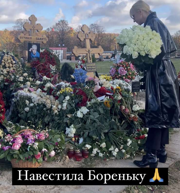 Певица впервые пришла на могилу Бориса Моисеева